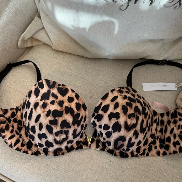 NWT Victoria's Secret Leopard Print Bra with Black Straps - Picture 1 of 3